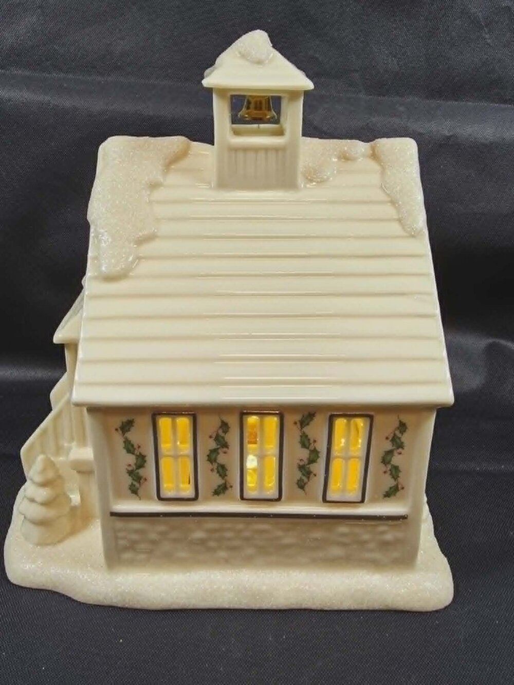 LENOX CHRISTMAS VILLAGE SCHOOL HOUSE LIGHTED SNOW 827842